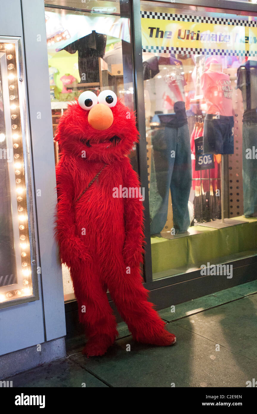 Person im Kostüm von Elmo aus der Sesamstraße der Muppet show stehen vor  Bekleidungsgeschäft, Time Square, Manhattan, New York Stockfotografie -  Alamy