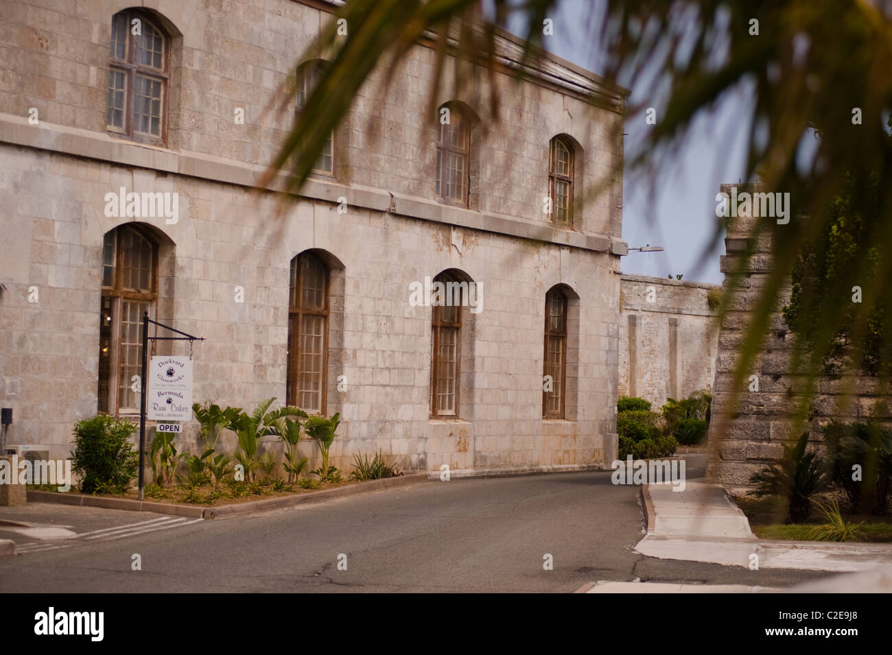 Palme rahmt ein Gebäude am Royal Naval Dockyards, Sandys Pfarrei, Irland Insel Bermuda. Stockfoto