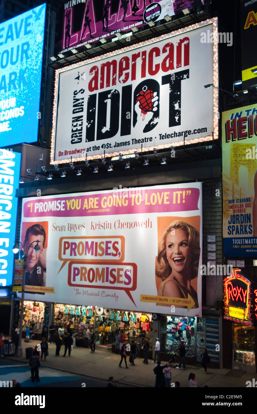 Green Day American Idioten und Versprechungen Plakatwand mit Grand-Slam-Schuh-Shop, Time Square, Manhattan, New York City, USA Stockfoto