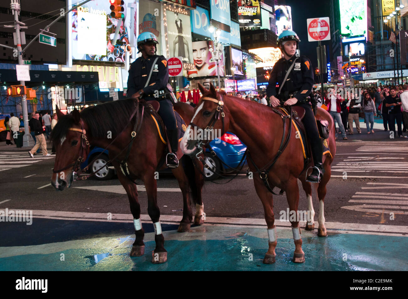 New York City Police Department montiert Einheit am Times Square in Manhattan, New York City, USA Stockfoto