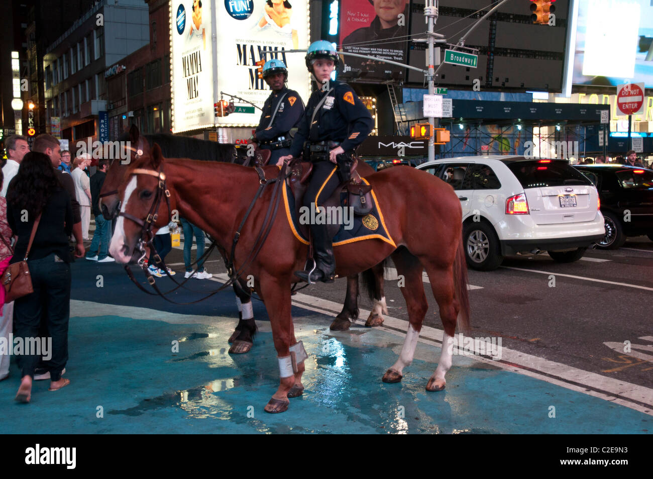 New York City Police Department montiert Einheit am Times Square in Manhattan, New York City, USA Stockfoto