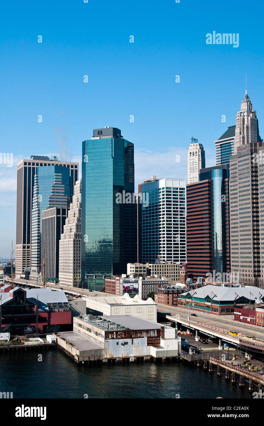 South Street Seaport und Lower Manhattan Wolkenkratzer, blaue Himmelshintergrund, New York City, USA Stockfoto