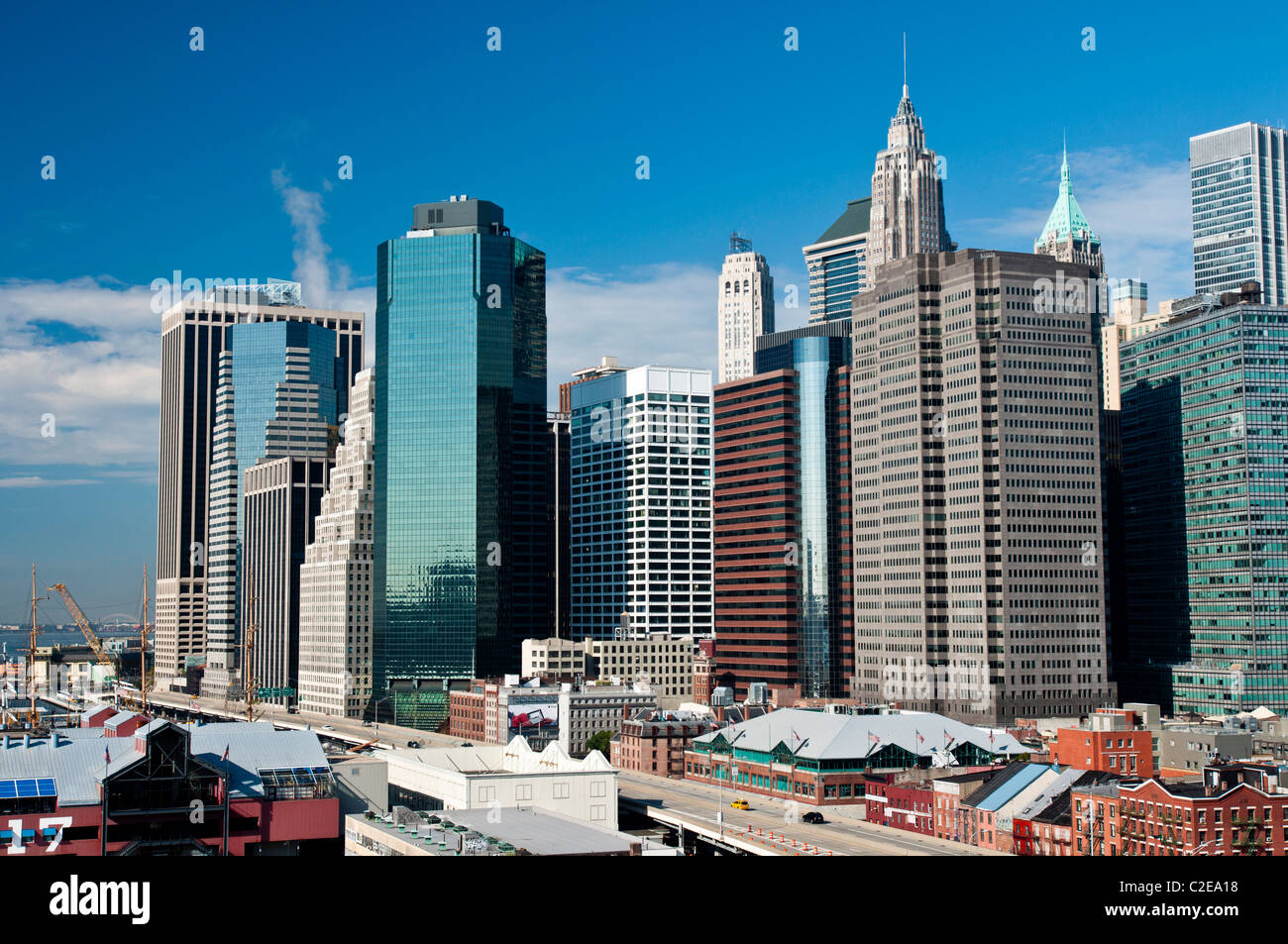 South Street Seaport und Lower Manhattan Wolkenkratzer, blaue Himmelshintergrund, New York City Stockfoto