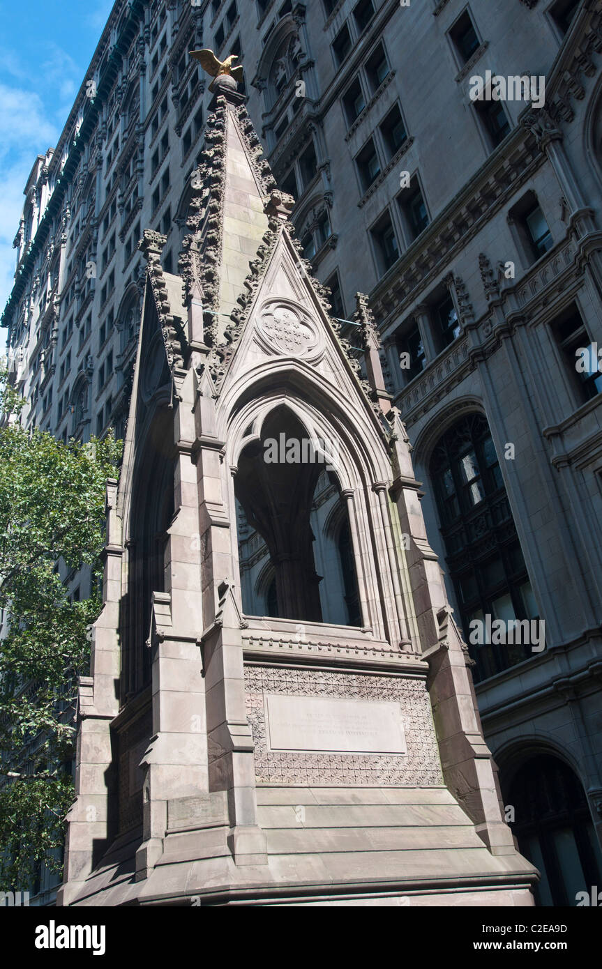 Unabhängigkeit-Denkmal-Turm im Trinity Church Cemetery in Broadway, Lower Manhattan, New York City, USA Stockfoto