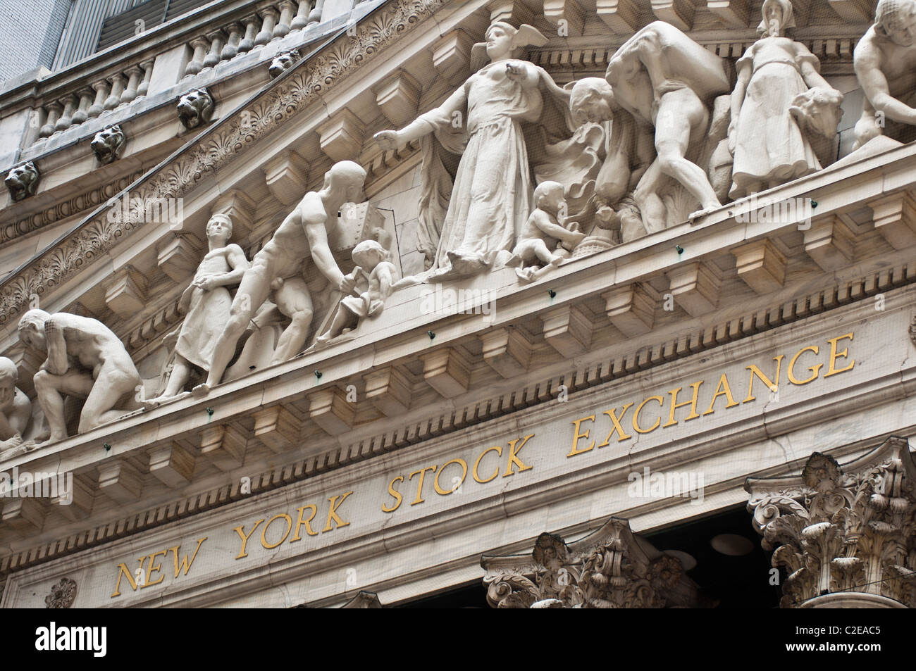 New York Börsengebäude Relief und Zeichen Detail an Wall Street, Lower Manhattan, New York City, USA Stockfoto