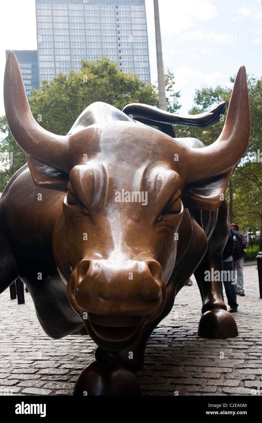 Laden Sie Bull. Wall Street Bull oder Bowling Green Bull Bronzestatue, Financial District, NYC Stockfoto