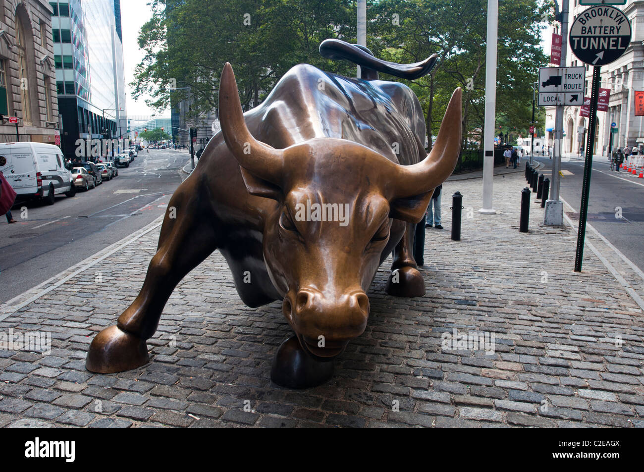 Laden Sie Bull. Wall Street Bull oder Bowling Green Bull Bronzestatue, Financial District, NYC, Wohlstand, Wall Street, agressiv Stockfoto
