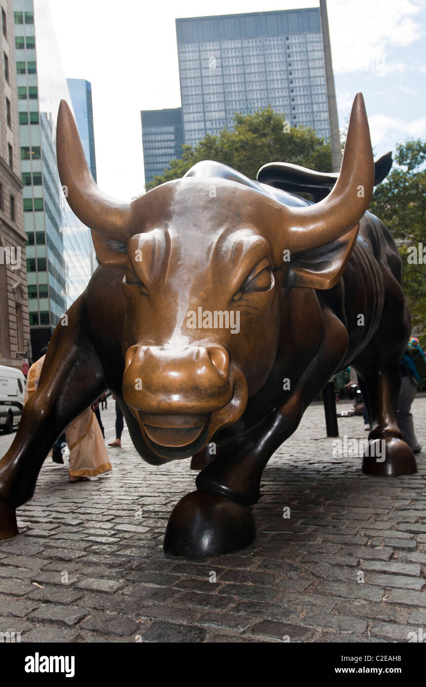 Laden Sie Bull. Wall Street Bull oder Bowling Green Bull Bronzestatue, Financial District, NYC, Wohlstand, Wall Street Stockfoto