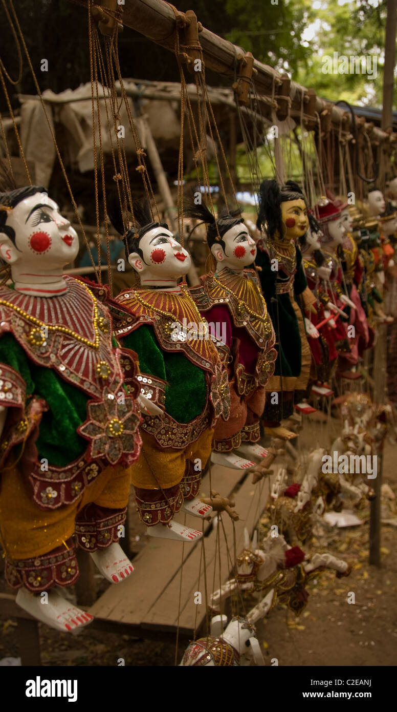 Pyay, Burma - traditionelle burmesische Marionetten, zum Verkauf in der Stadt Straßenmarkt Stockfoto