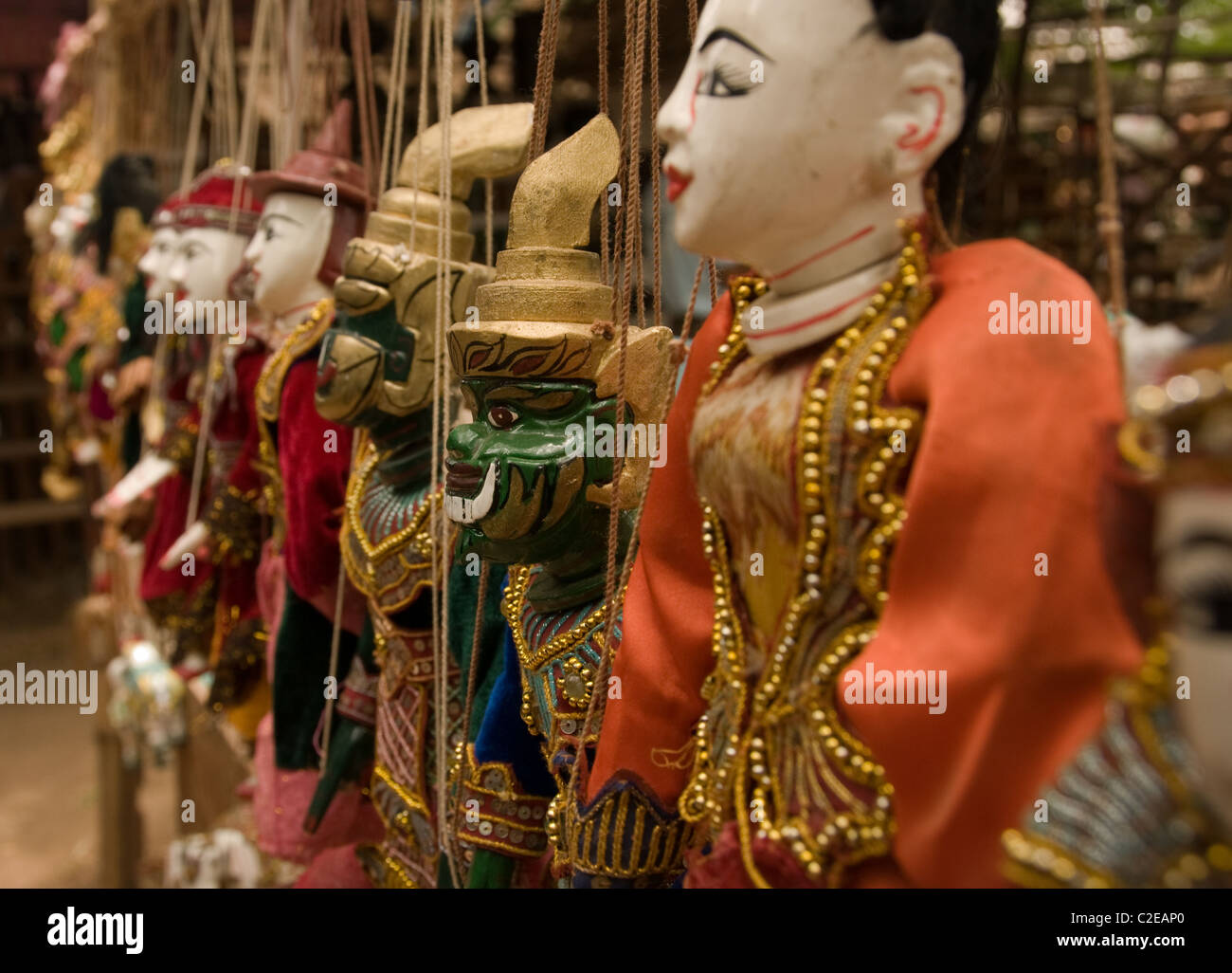 Pyay, Burma - traditionelle burmesische Marionetten, zum Verkauf in der Stadt Straßenmarkt Stockfoto