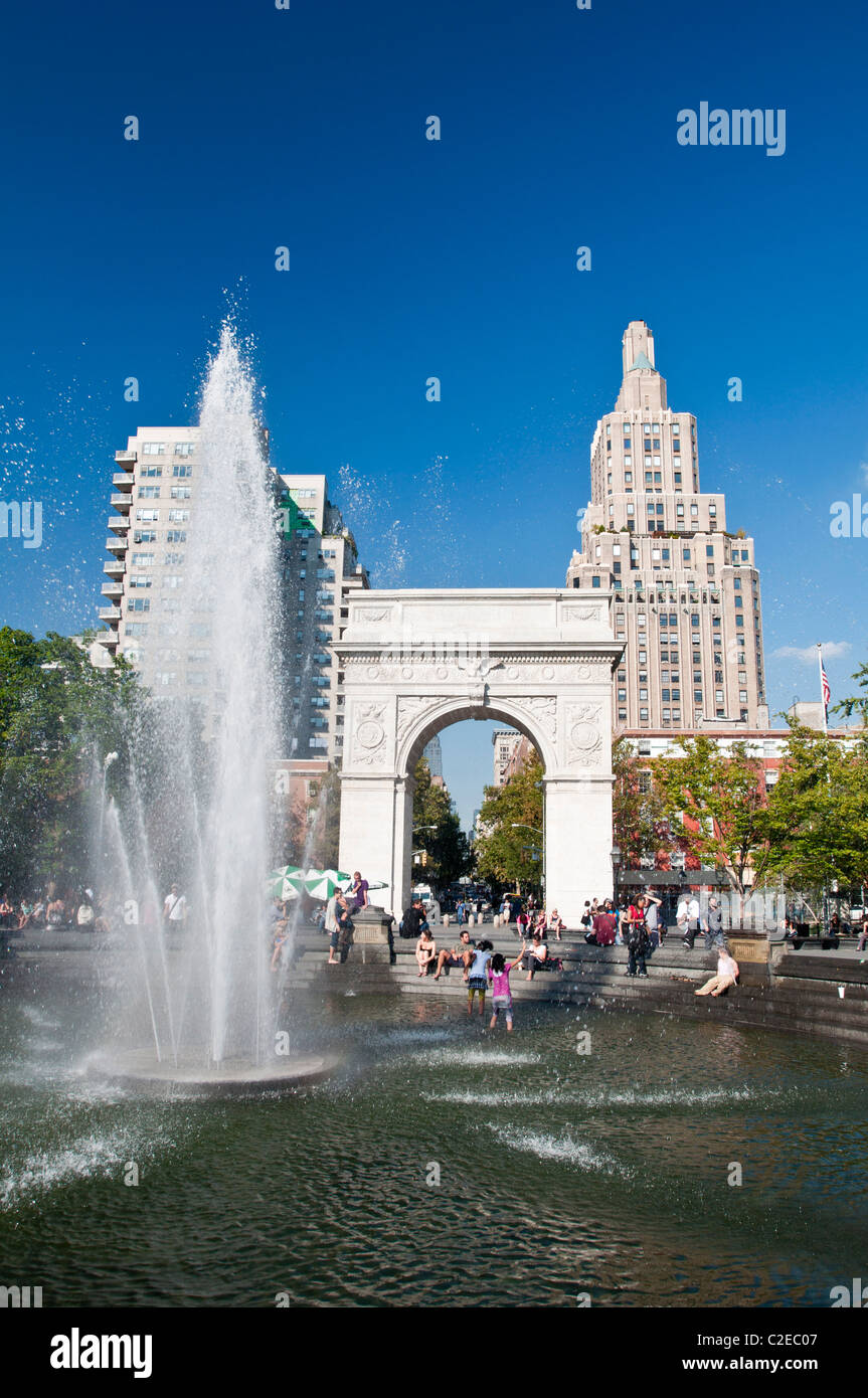 Brunnen und Washington Square Arch am Washington Square Park, Greenwich Village, Manhattan, New York City, USA Stockfoto