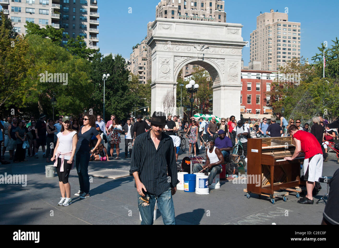 Straßenmusiker und Washington Square Arch im Washington Square Park, Greenwich Village, Manhattan, New York City, USA. Stockfoto