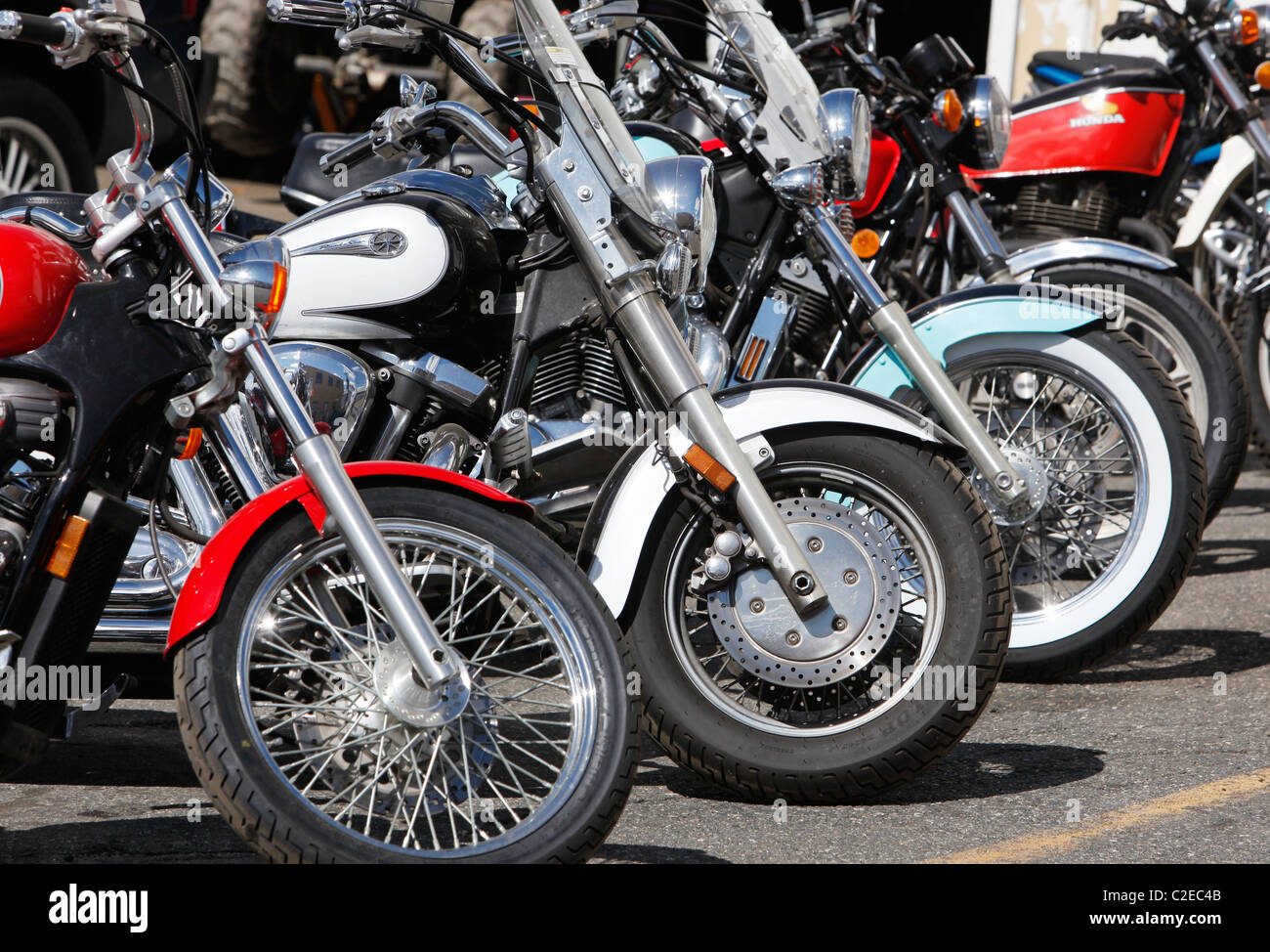 Eine Reihe von geparkten Motorräder Stockfoto