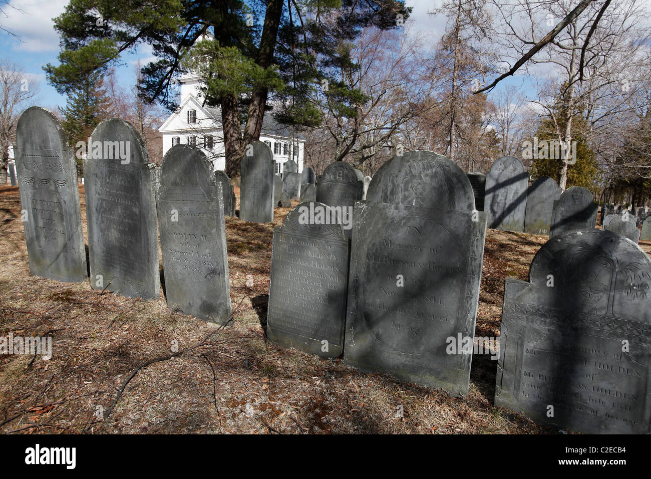 Grabsteine aus der Zeit der amerikanischen Revolution auf einem Friedhof in Shirley, Massachusetts Stockfoto