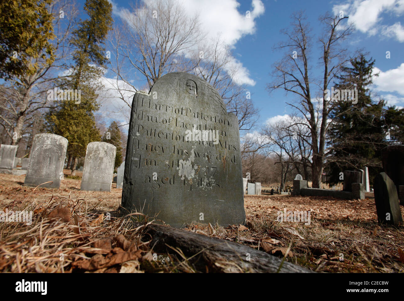 Grabstein eines Kindes von etwa zur Zeit der amerikanischen Revolution auf einem Friedhof in Shirley, Massachusetts Stockfoto