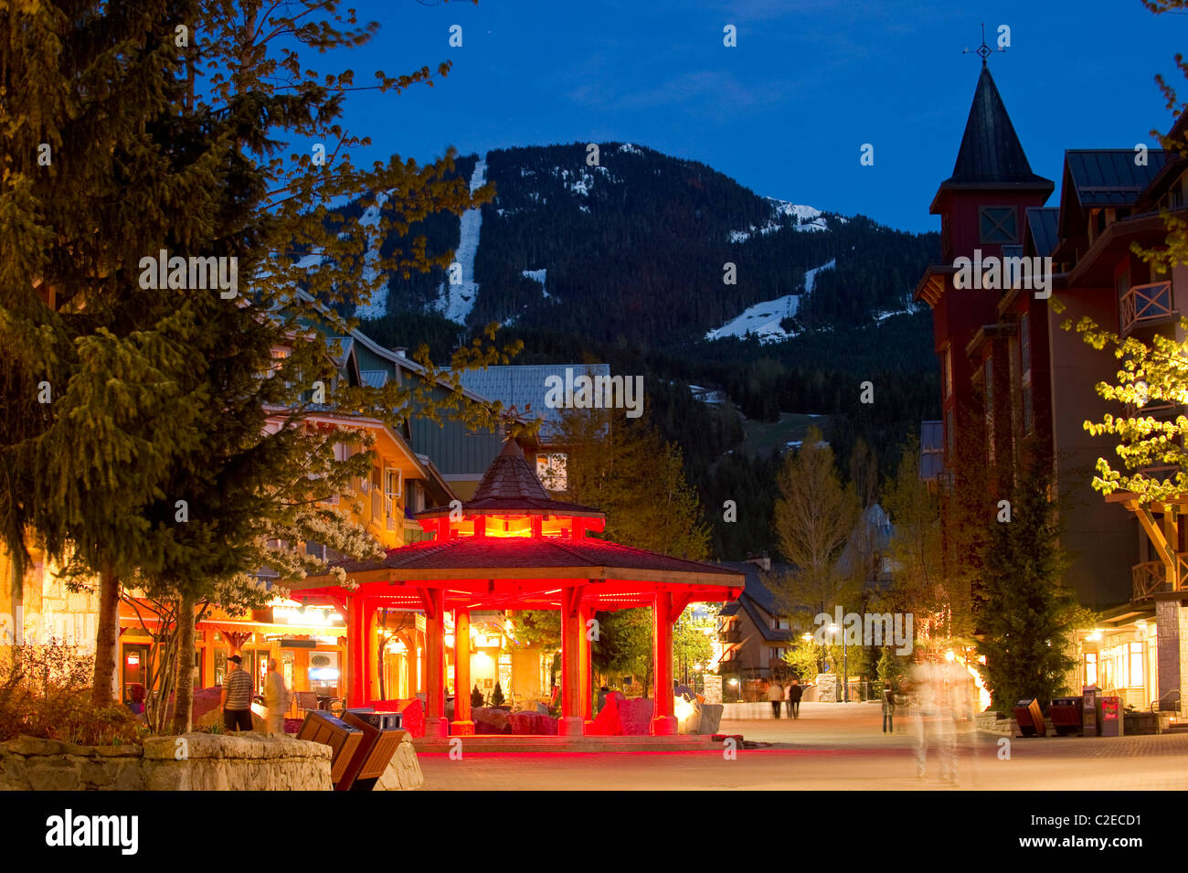 Whistler Village im Sommer in der Dämmerung Stockfoto