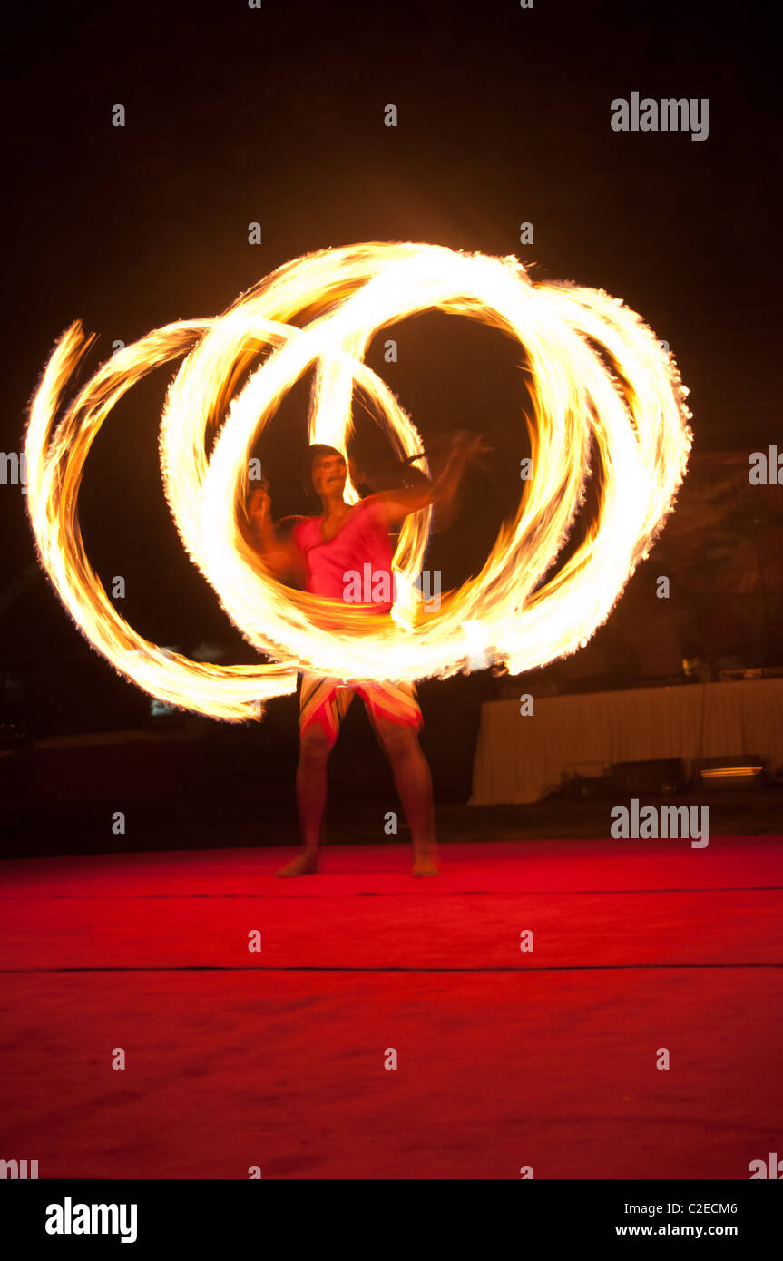 Keralas Feuer Tänzer wirbelt ein Feuerstock in Cochin, Indien Stockfoto