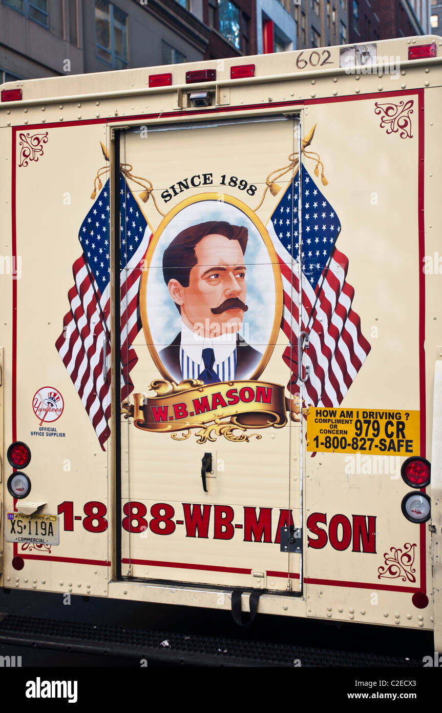 Rückseite des W.B. Mason Büromaterial, Möbel, Druck Lieferwagen mit amerikanischer Flagge, Manhattan, New York City, USA Stockfoto
