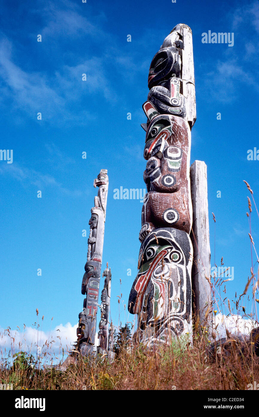 Kwakwaka (Kwakiutl) Totempfähle, Alert Bay, BC, Britisch-Kolumbien, Kanada - Namgis Grabstätten auf Kormoran-Insel Stockfoto