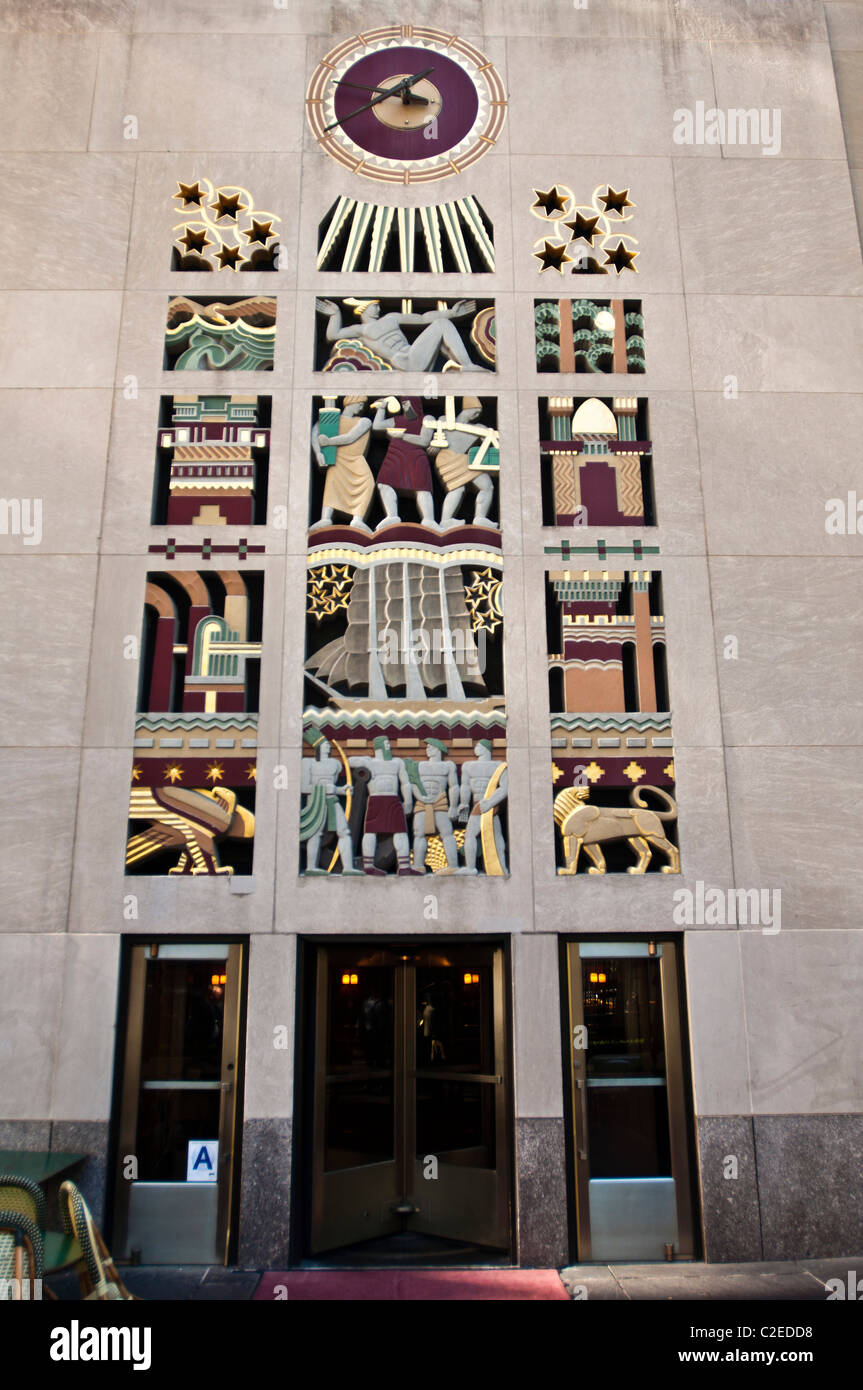 Art-Deco-bunte Skulptur Relief Eingang 45 Rockefeller Plaza Building, Rockefeller Center, Manhattan, New York City, USA Stockfoto