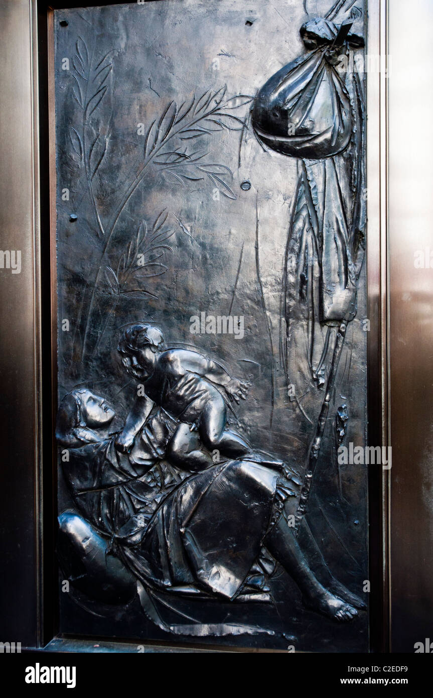 Skulptur Relief Eingang 45 Rockefeller Plaza Building, Rockefeller Center, Manhattan, New York City, USA, ekonstruiertes, RUHLMA Stockfoto