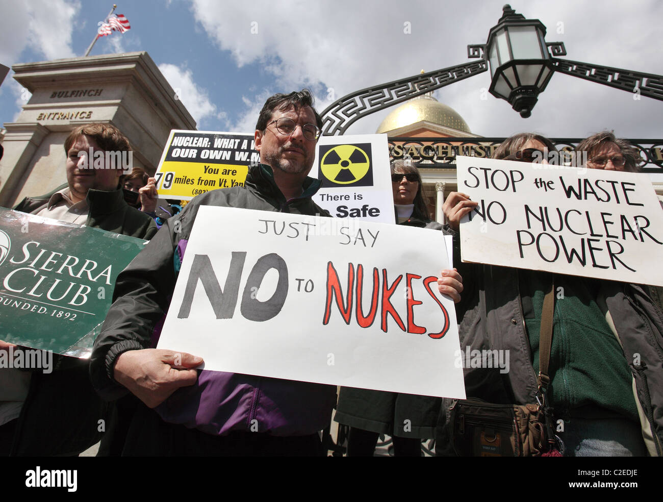 Menschen, die mit Schildern eine Anti Kernenergie Rallye vor dem State House in Boston, Massachusetts Stockfoto