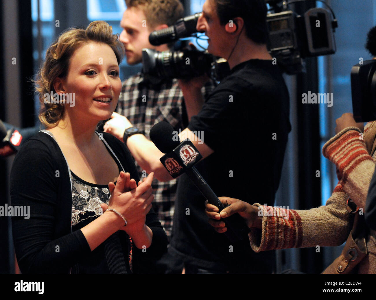 Schauspielerin Isabelle Blais wird bei der Ankunft der roten Teppich für eine Sondervorstellung von "The High Cost Of Living" interviewt Stockfoto