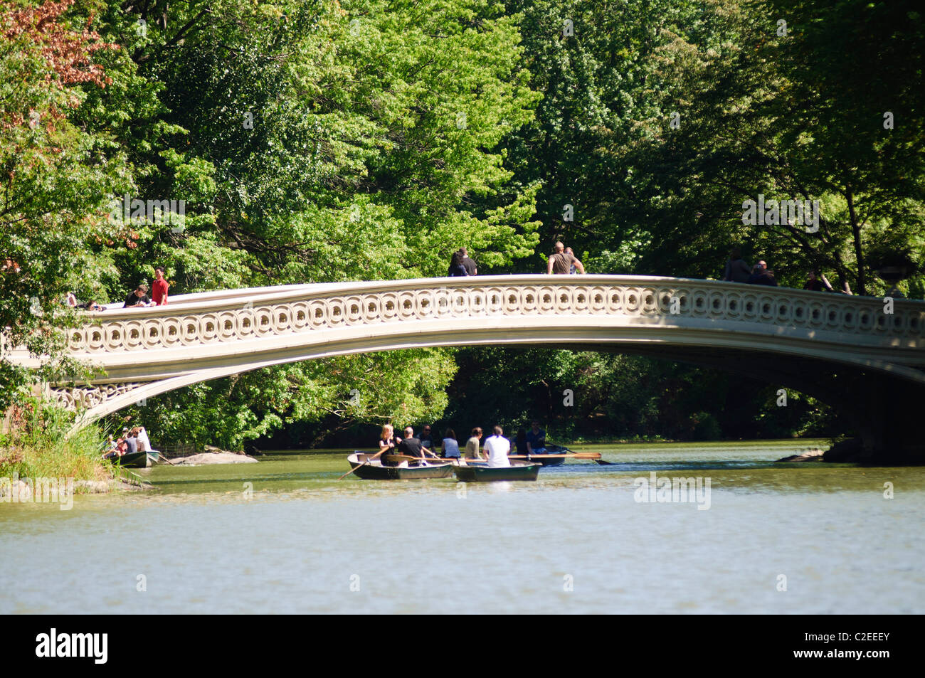 Bogenbrücke über den See mit Booten, Central Park, Manhattan, New York City, USA Stockfoto