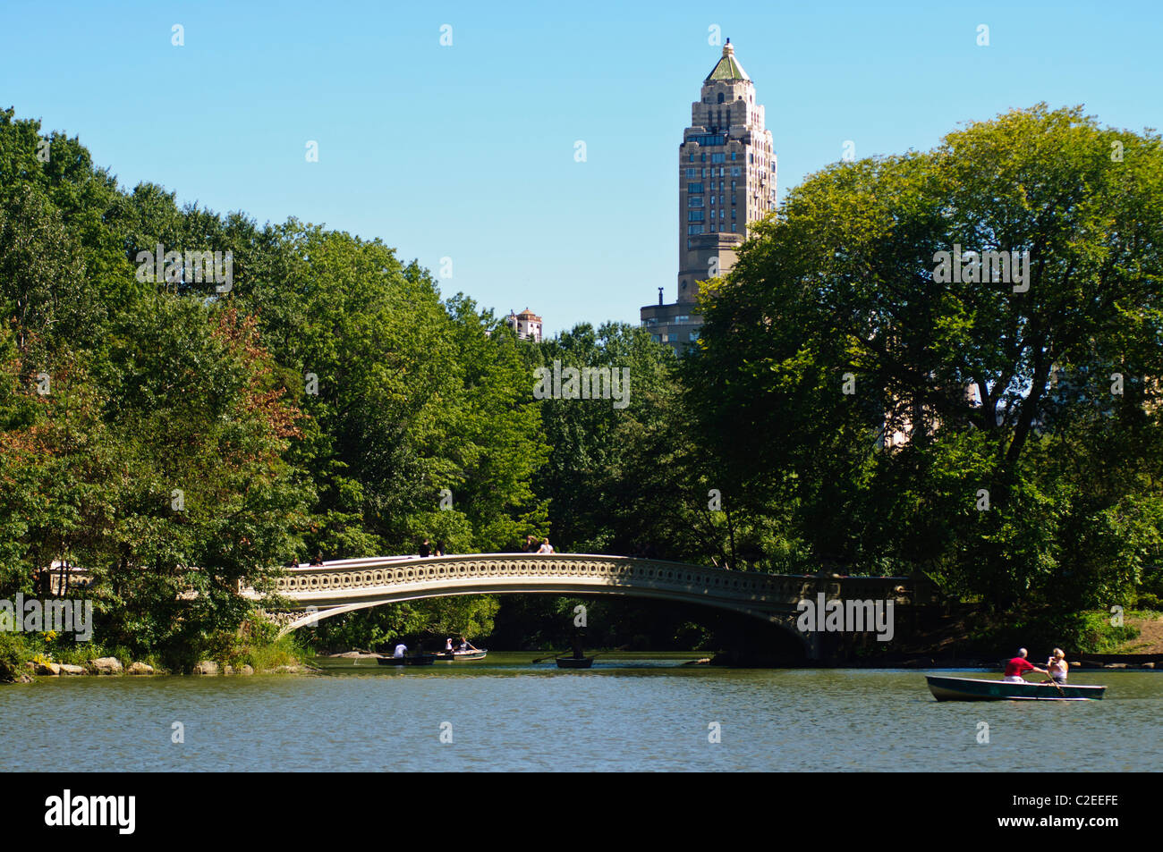 Bogenbrücke über den See mit Booten, Central Park, Manhattan, New York City, USA Stockfoto