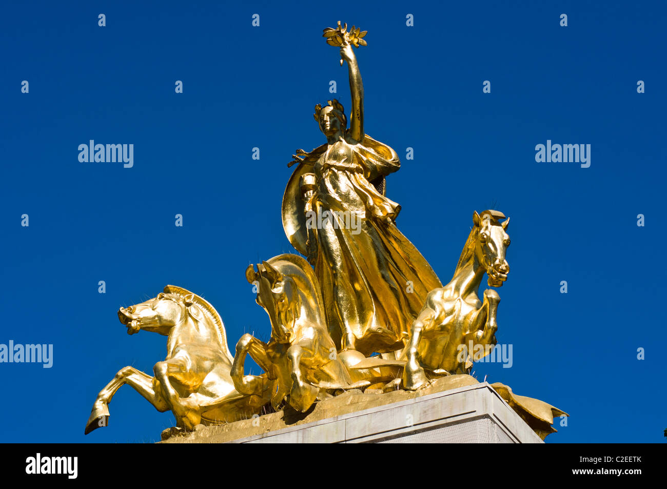 USS Maine National Monument, goldene Statue mit Frauen und Pferden, blaue Himmelshintergrund, Columbus Circle, Manhattan Stockfoto