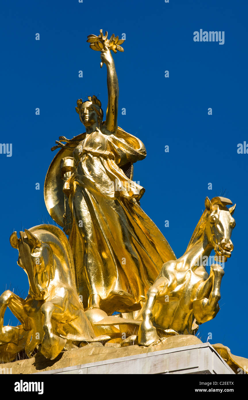 USS Maine National Monument, goldene Statue mit Frauen und Pferden, blaue Himmelshintergrund, Columbus Circle, Manhattan, Bildhauer Stockfoto