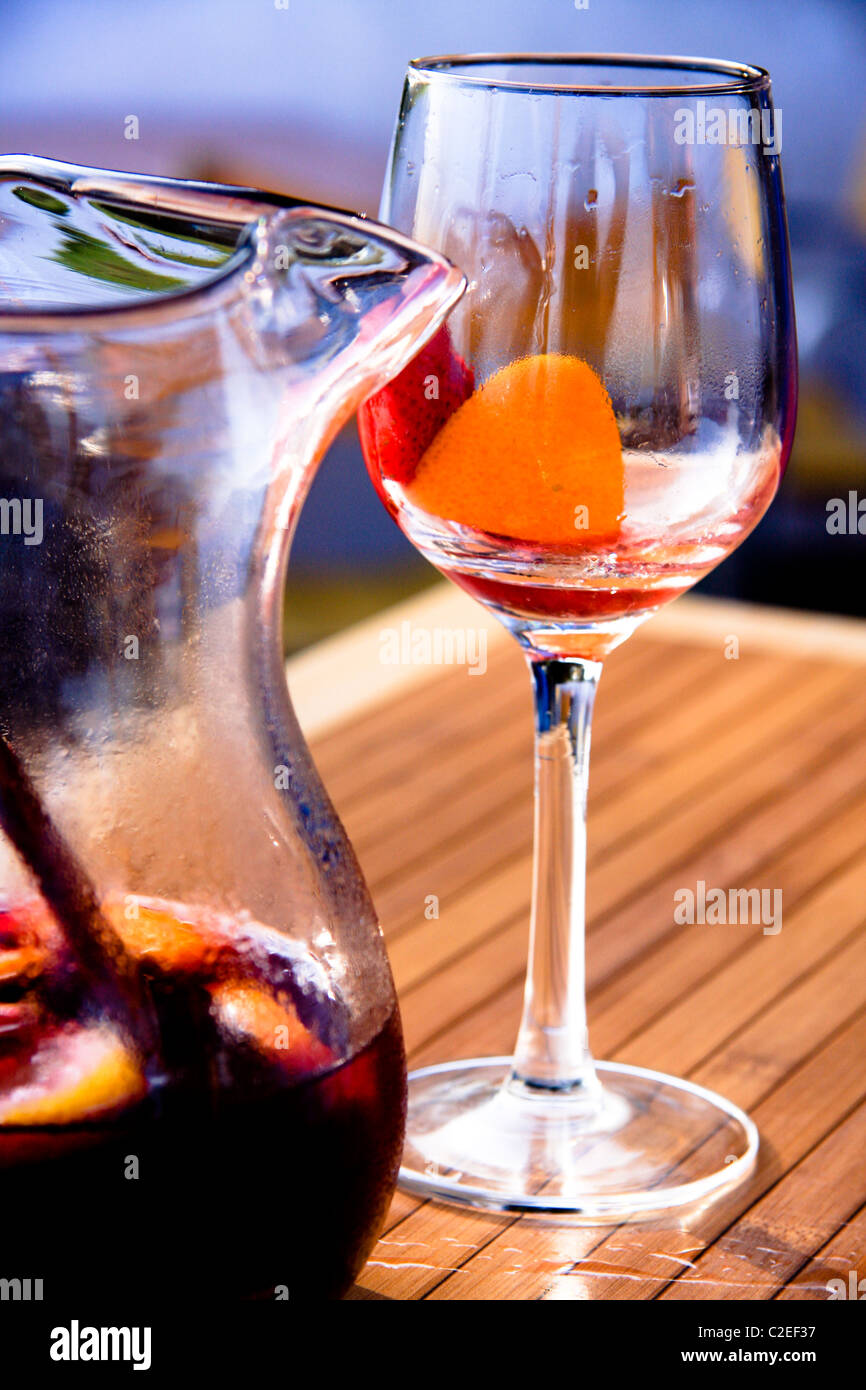 Eis-orange Sangria Glas Alkohol trinken Saft kalte Zitrone flüssige süße Sommer rot Wein Geschmack essen frische Bowle Fruchtcocktail Stockfoto