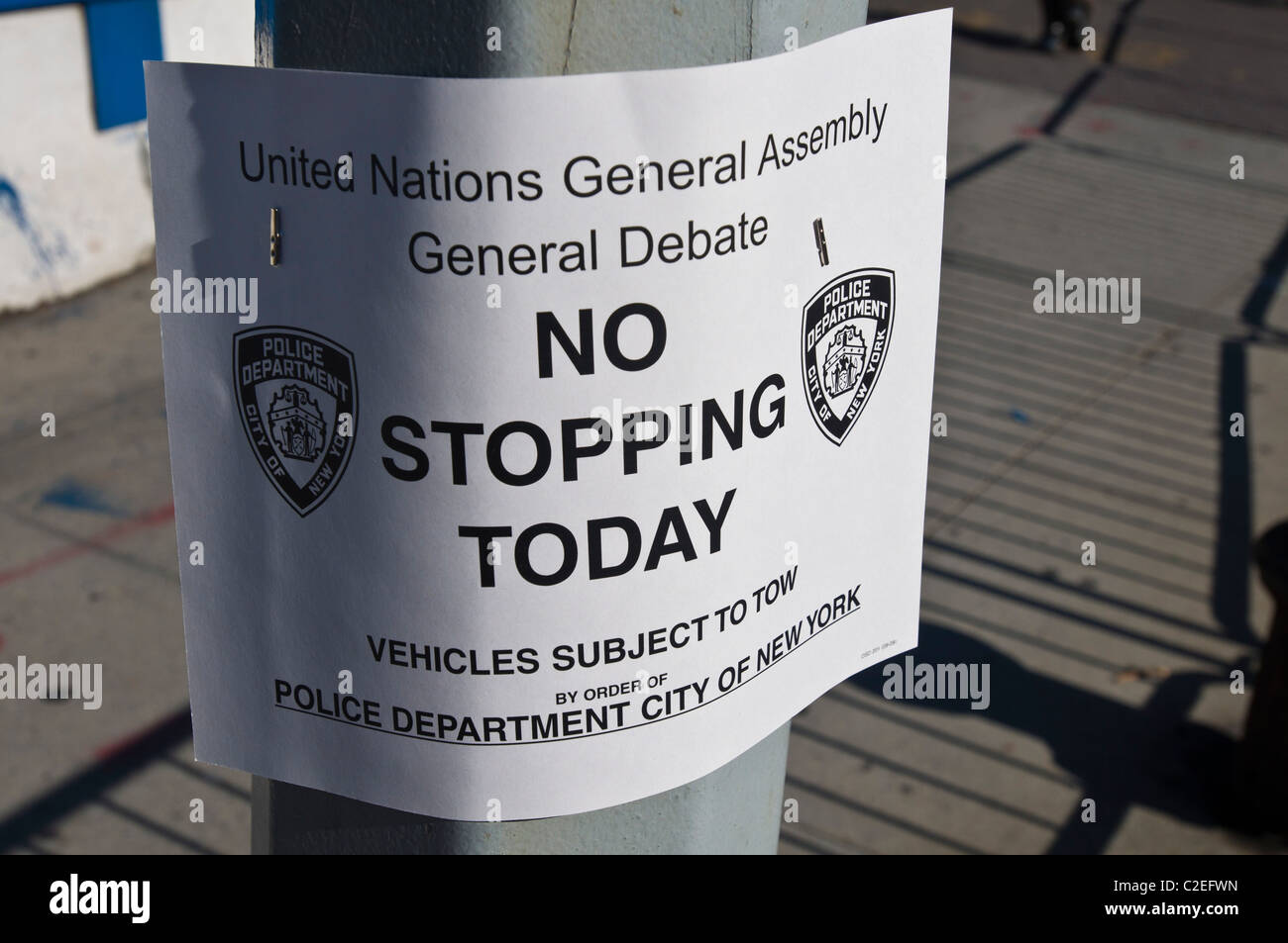 Generalversammlung der Vereinten Nationen, allgemeine Aussprache, Nein halt heute Schild neben UN-Hauptquartier, New York City, USA Stockfoto