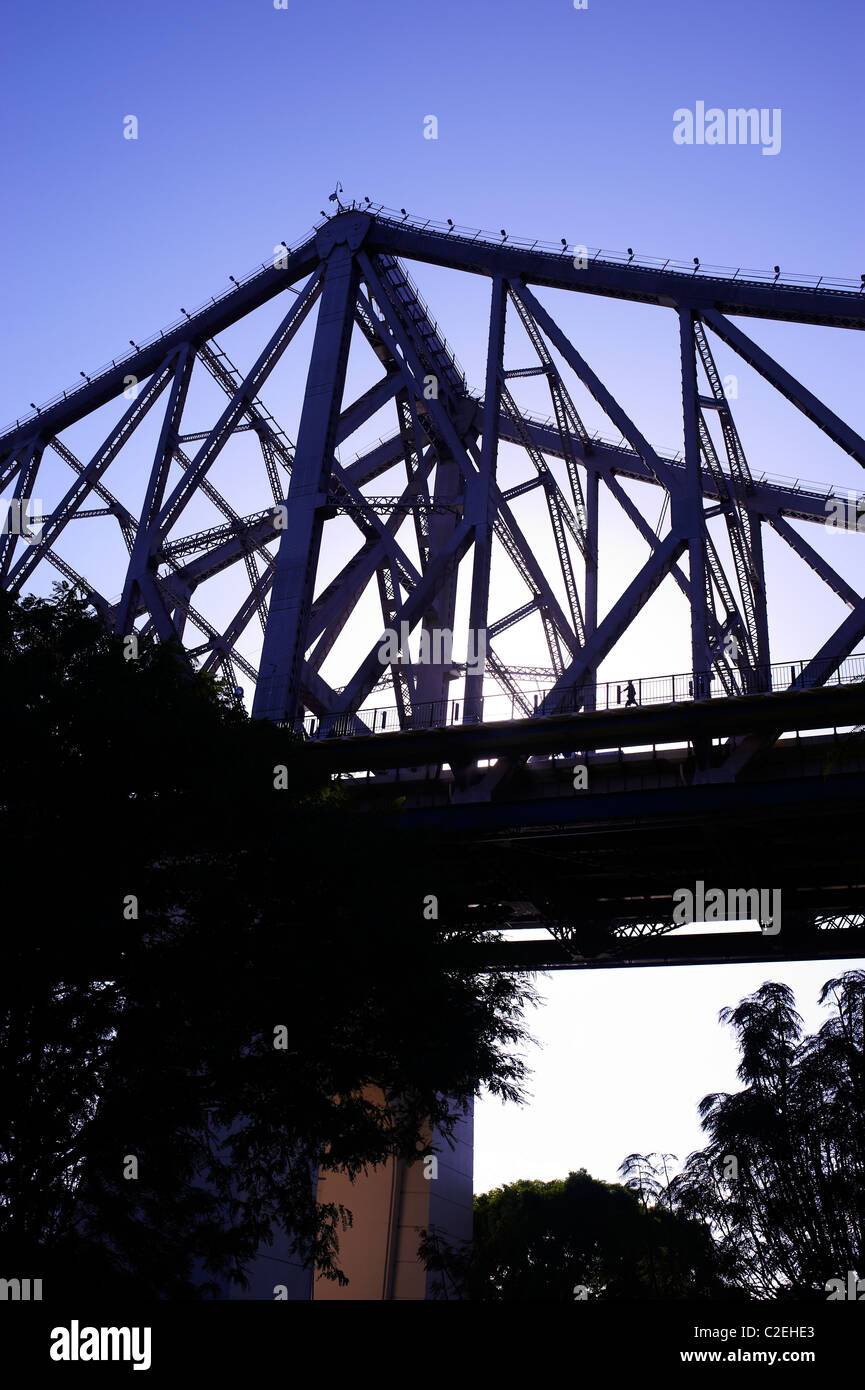 Person zu Fuß über die Story Bridge Brisbane Australien Stockfoto