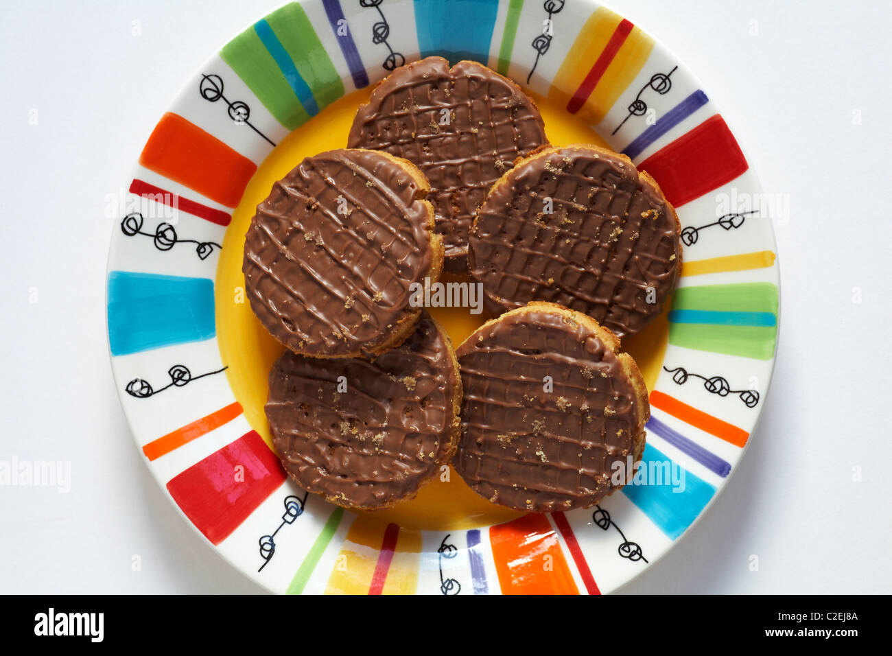 Fünf Foxs Chunkie caramel extrem chocolatey Cookies auf bunte Platte auf weißem Hintergrund - von oben nach unten suchen. Stockfoto