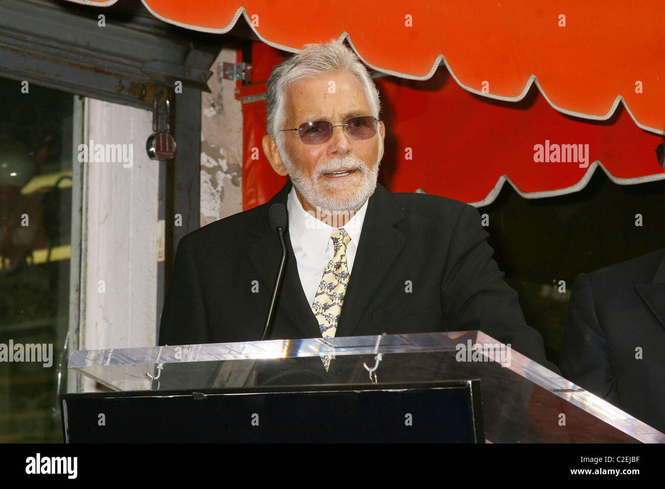 David Hedison Roger Moore ausgezeichnet mit dem 2,350th Stern auf dem Hollywood Walk von Fame Hollywood, Kalifornien - 11.10.07: Stockfoto