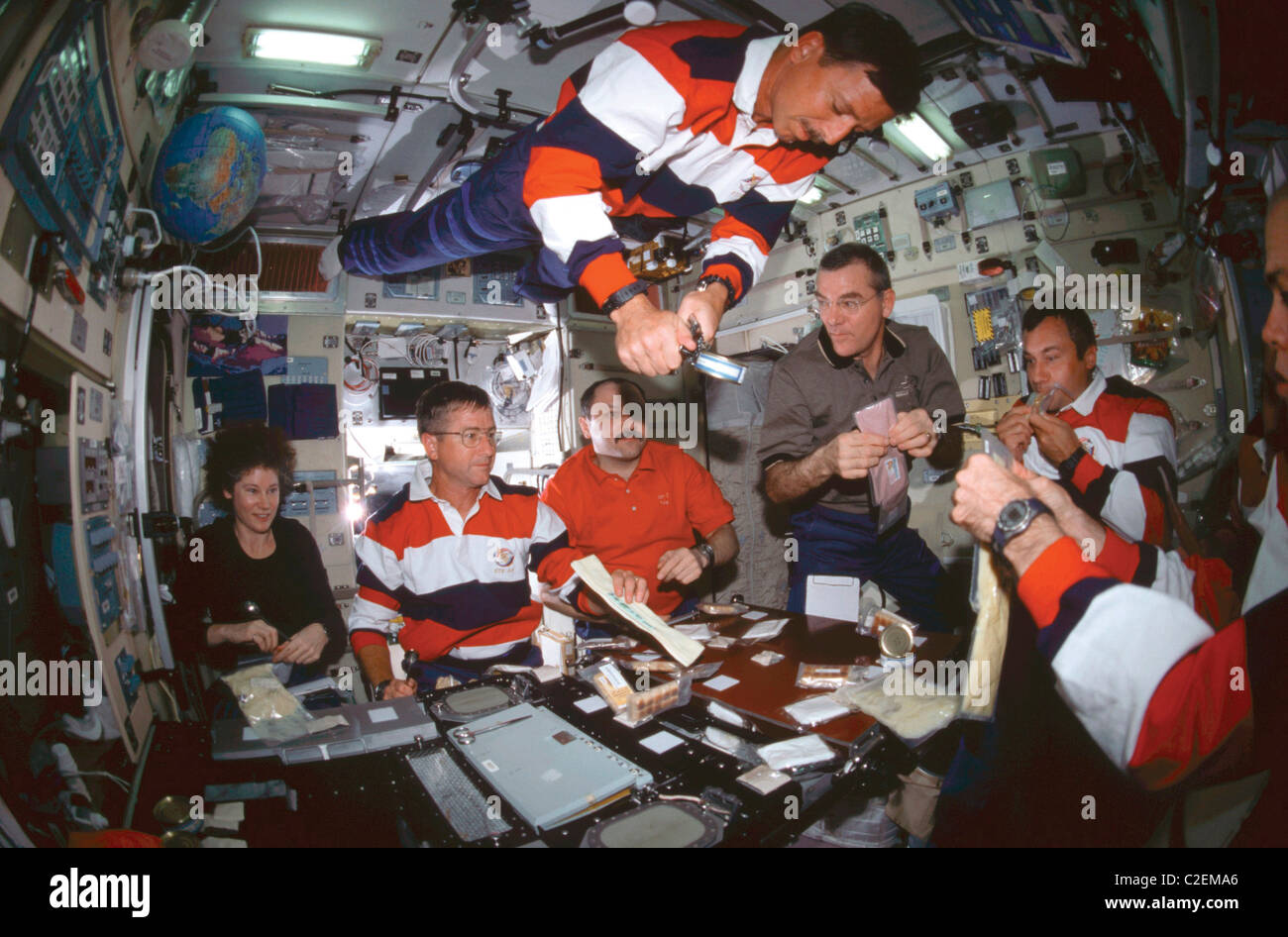 Astronauten und Kosmonauten eine Mahlzeit zu teilen Stockfoto