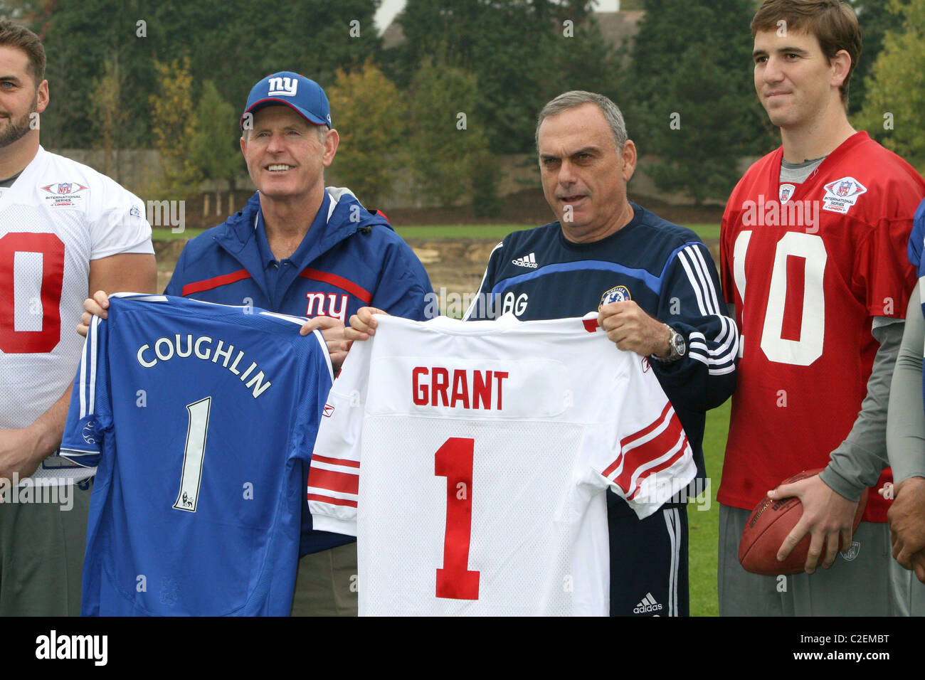 Shaun O'Hara, Eli Manning, Michael Strahan und New York Giants Cheftrainer Tom Coughlin New York Giants im Chelsea trainieren Stockfoto
