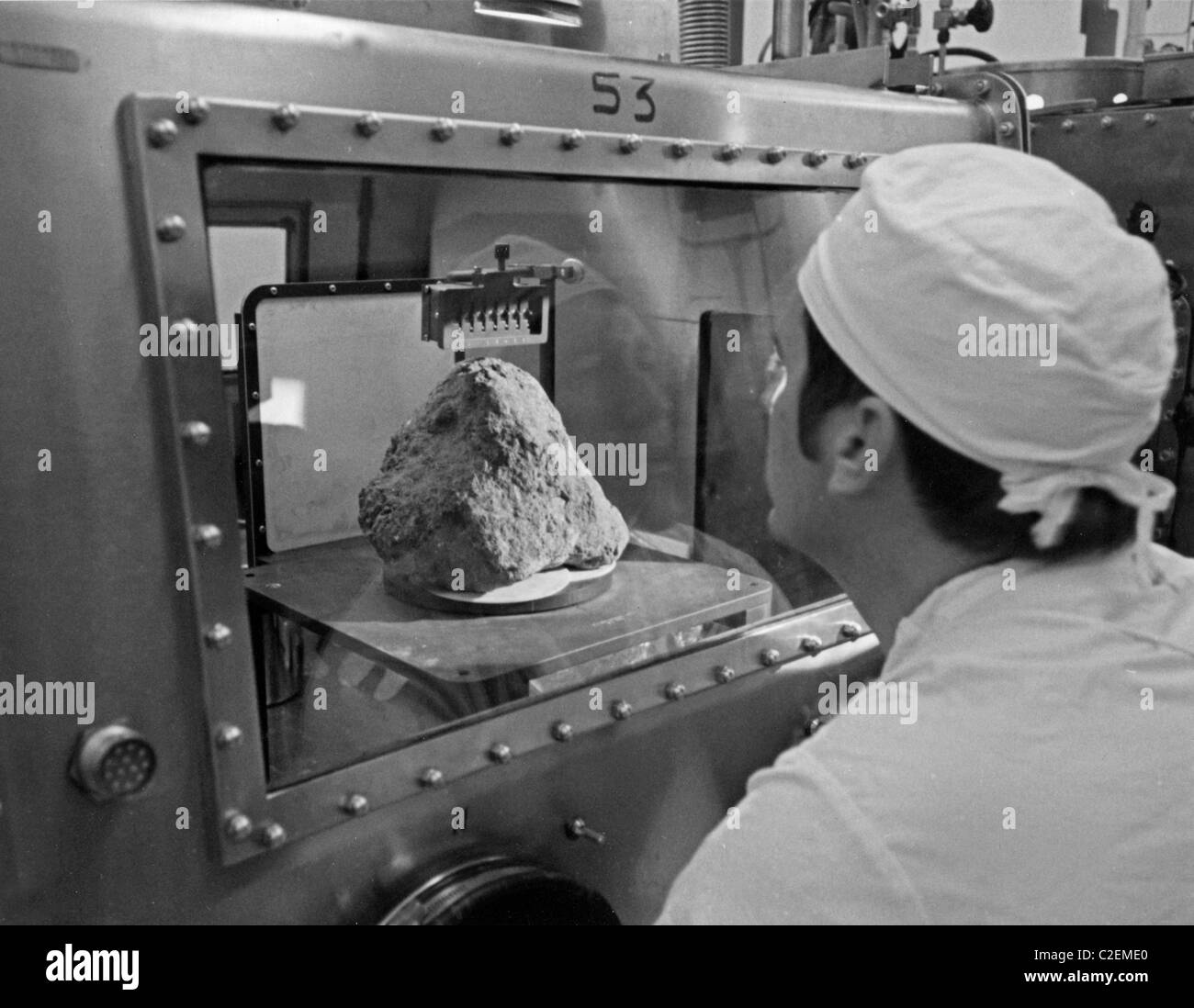 Labortechniker untersucht ein lunar sample Stockfoto