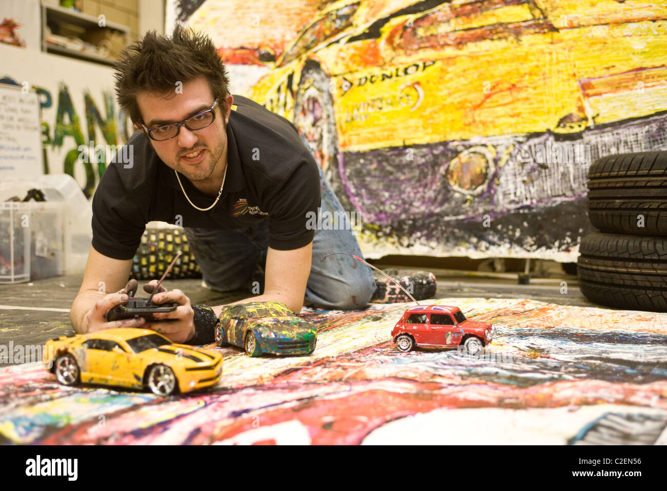 11.4.2011 Ian Cook, die Autos mit remote gesteuerten Spielzeugautos und  Reifen um zu malen mit Farben Stockfotografie - Alamy