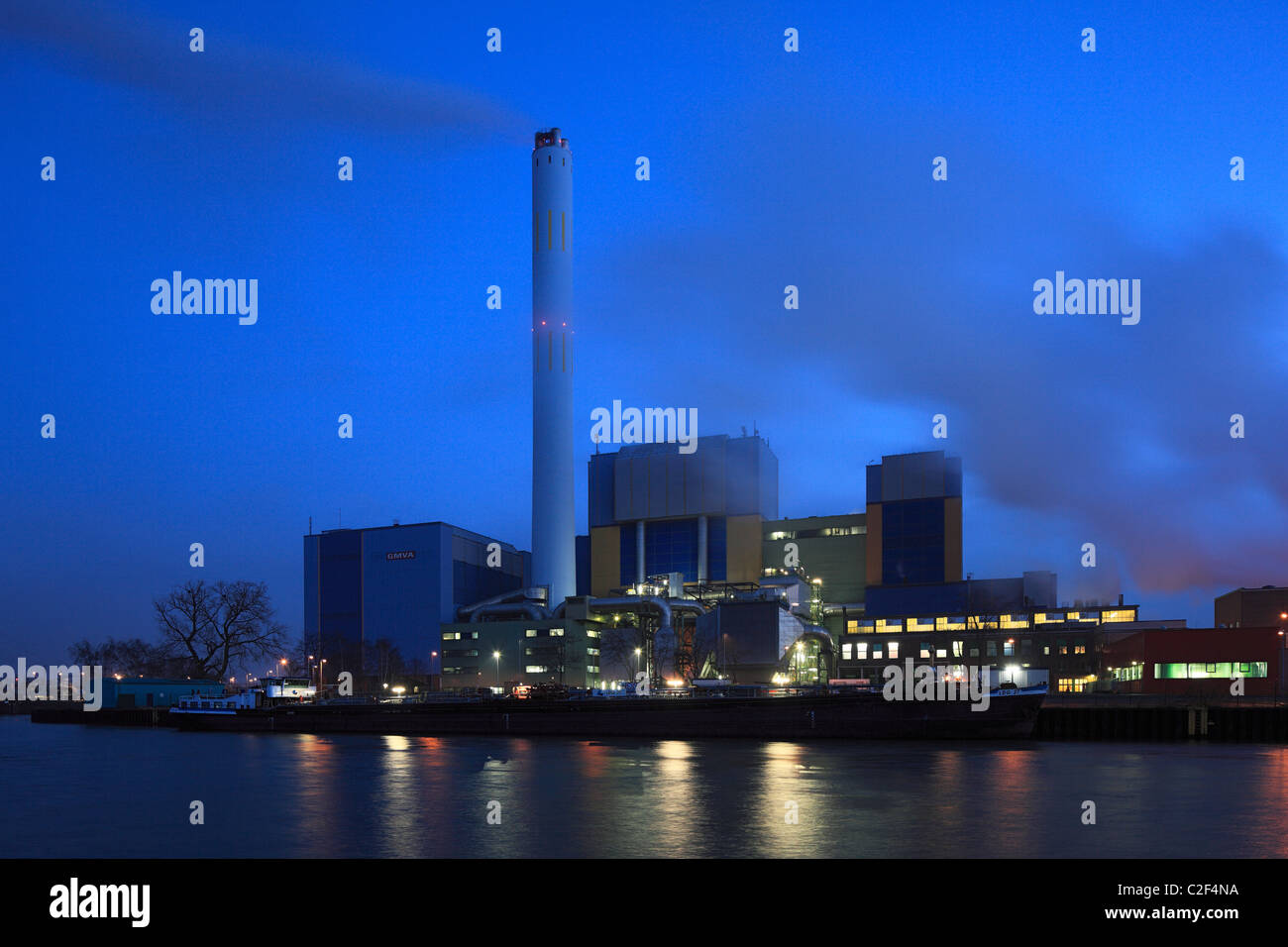 D-Oberhausen, Ruhrgebiet, Niederrhein, Rheinland, Nordrhein Westfalen, NRW, D-Oberhausen-Buschhausen, D-Oberhausen-Lirich, Abfall Entsorgung, Stromerzeugung, Müllverbrennungsanlage am Rhein-Herne-Kanal, Abendstimmung, Beleuchtung Stockfoto