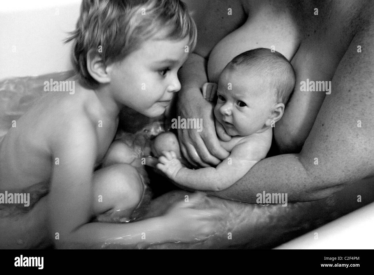 2 Brüder spielen in der Badewanne. Stockfoto