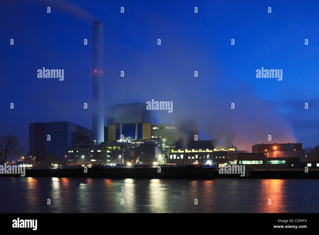 D-Oberhausen, Ruhrgebiet, Niederrhein, Rheinland, Nordrhein Westfalen, NRW, D-Oberhausen-Buschhausen, D-Oberhausen-Lirich, Abfall Entsorgung, Stromerzeugung, Müllverbrennungsanlage am Rhein-Herne-Kanal, Abendstimmung, Beleuchtung Stockfoto