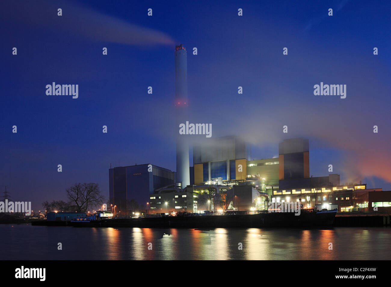 D-Oberhausen, Ruhrgebiet, Niederrhein, Rheinland, Nordrhein Westfalen, NRW, D-Oberhausen-Buschhausen, D-Oberhausen-Lirich, Abfall Entsorgung, Stromerzeugung, Müllverbrennungsanlage am Rhein-Herne-Kanal, Abendstimmung, Beleuchtung Stockfoto