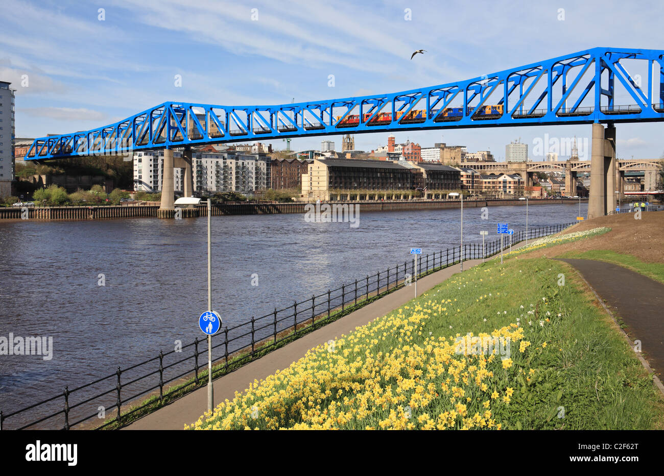 Tyne und tragen Metro Zug überquert den Fluss Tyne zwischen Gateshead und Newcastle, Nord-Ost-England, UK Stockfoto