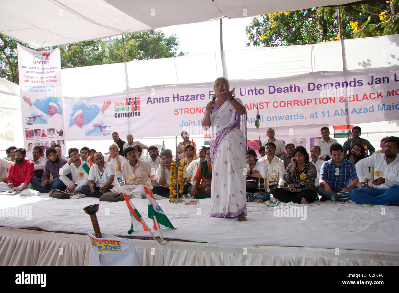 Sozialaktivist, Medha Patkar, spricht zu Gunsten der Anna Hazare Bewegung gegen die Korruption auf Azad Maidan, Mumbai, Indien. Stockfoto