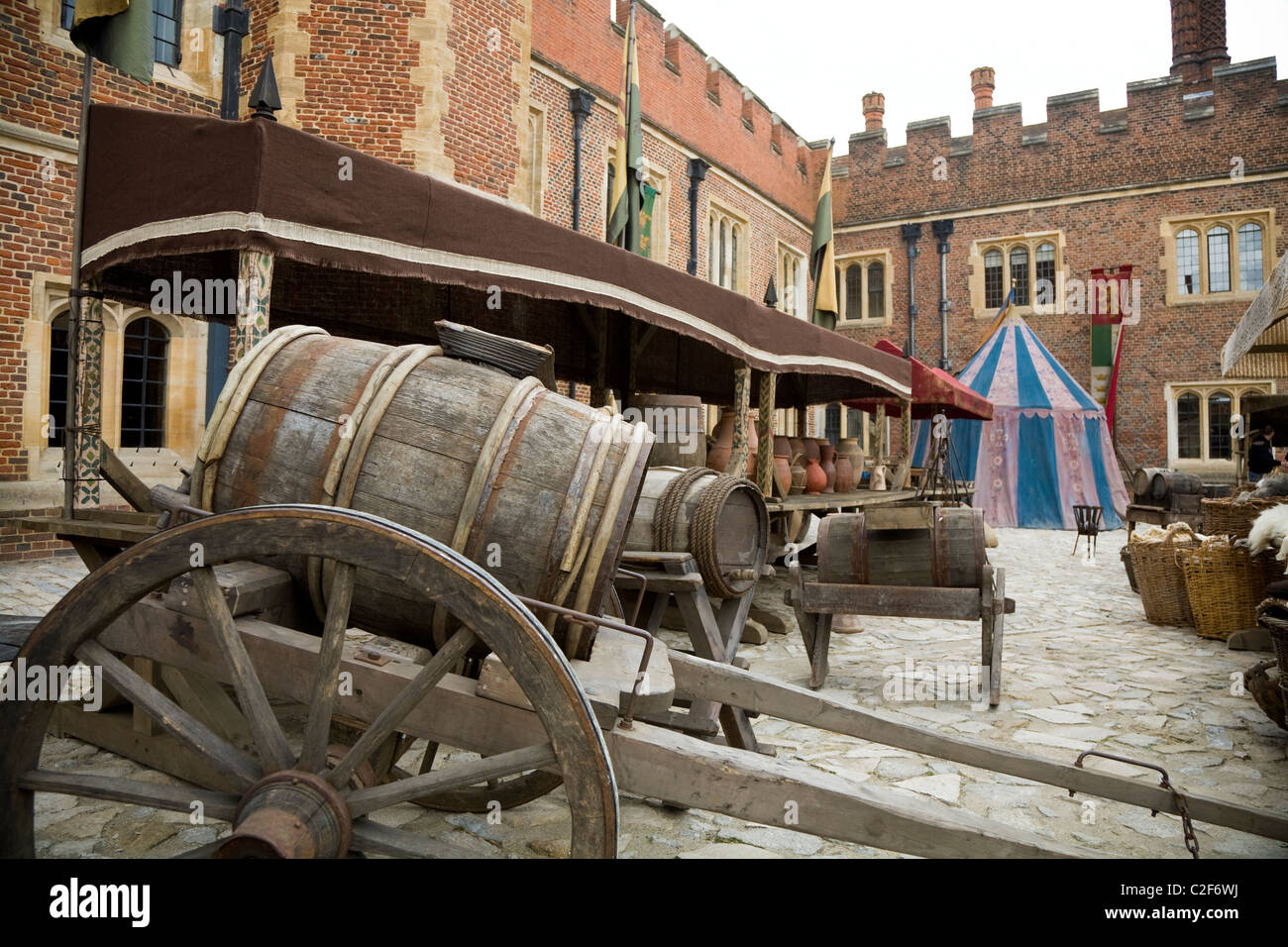 Moderne Erholung ein Mediæval / Mittelalter / historische Mittelaltermarkt-Szene, die ein Film war Satz in Hampton Court Palace. UK Stockfoto