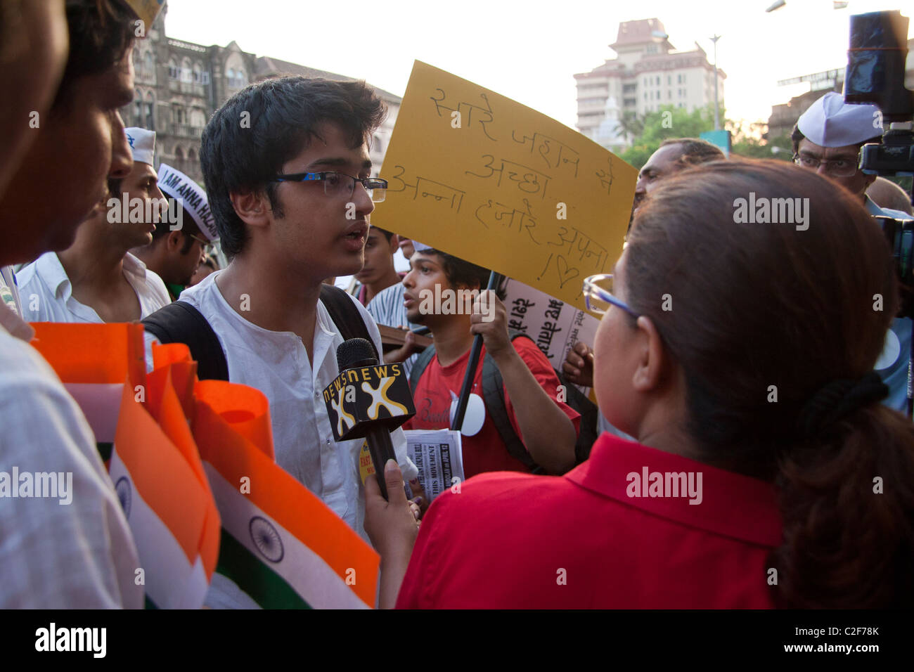 Eine junge Dame Anhänger der Anna Hazares Kampf gegen die Korruption wird durch einen TV-Kanal in Azad Maidan, Indien interviewt. Stockfoto