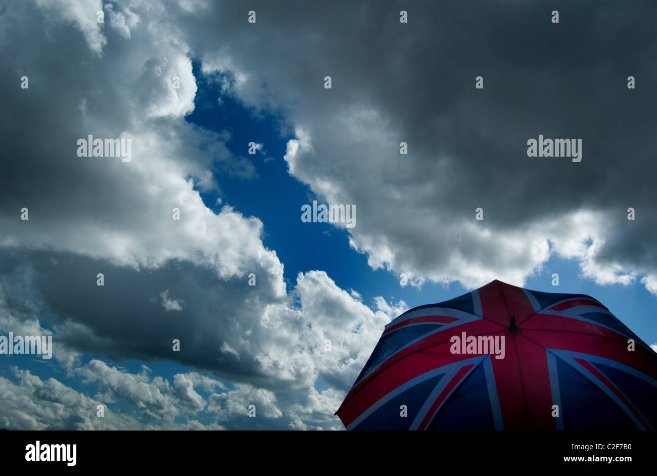 Austritt, Union Jack Regenschirm gegen eine trübe, stürmischen Himmel. Britische Wirtschaft / Wetter-Konzept. Stockfoto