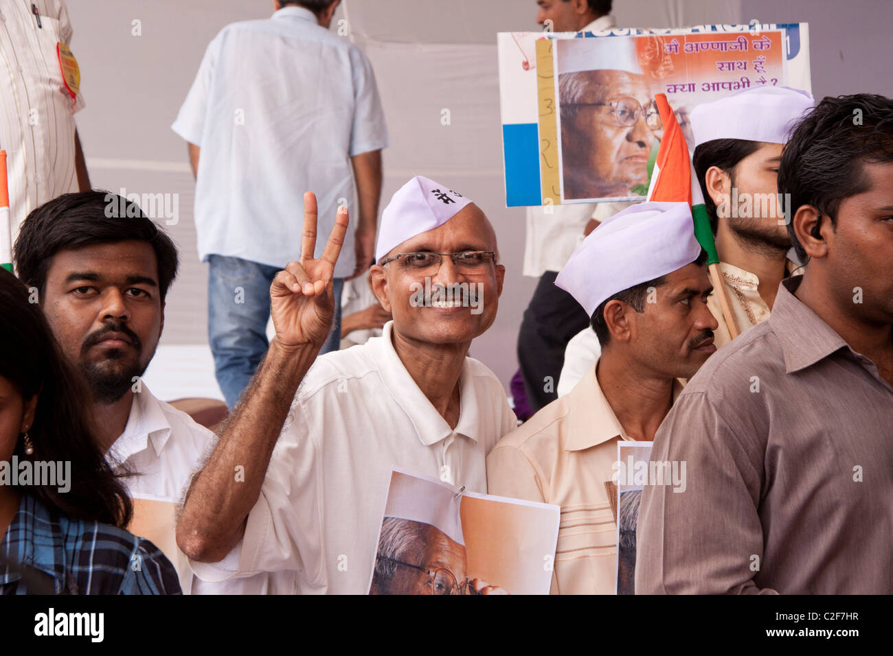 Ein Anhänger der Anna Hazares Anti-Korruption rally zeigt Victory-Zeichen bei Azad Maidan in Mumbai (Bombay), Maharashtra, Indien. Stockfoto